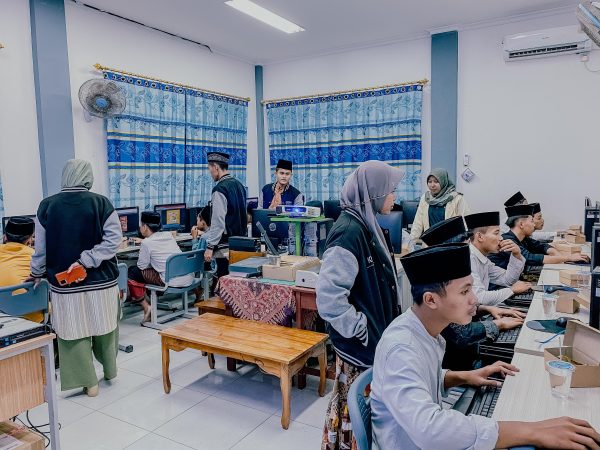7. Kelompok 6 KKN DR UNUGHA Cilacap 2024 Adakan Workshop Desain Grafis dengan Canva di BLKK Hidayatul Mubtadi'in
