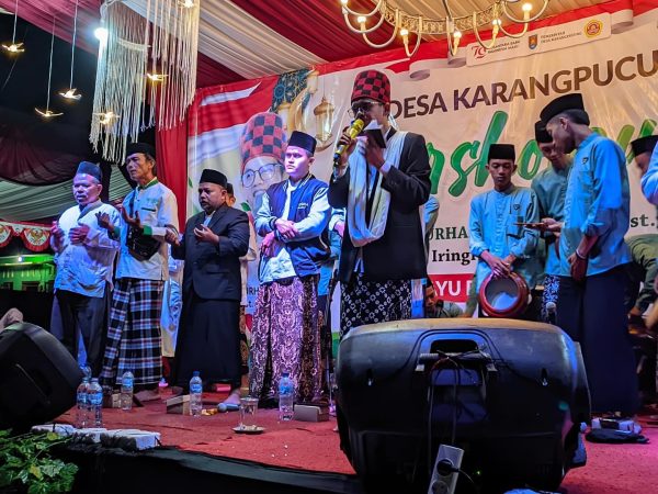9. KKN DR UNUGHA Cilacap 2024 Meriahkan Acara Karangpucung Bersholawat Bertema Kemerdekaan pada 17 Agustus 2024