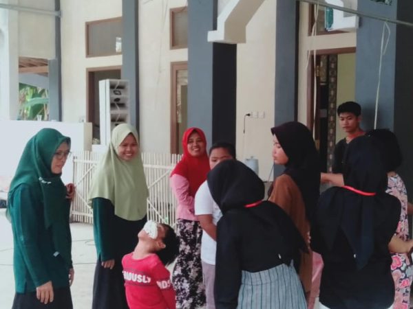 10. Kelompok DR6 KKN UNUGHA Cilacap 2024 Ikut Memeriahkan HUT RI ke-79 di Halaman Mushola Birrul Walidain