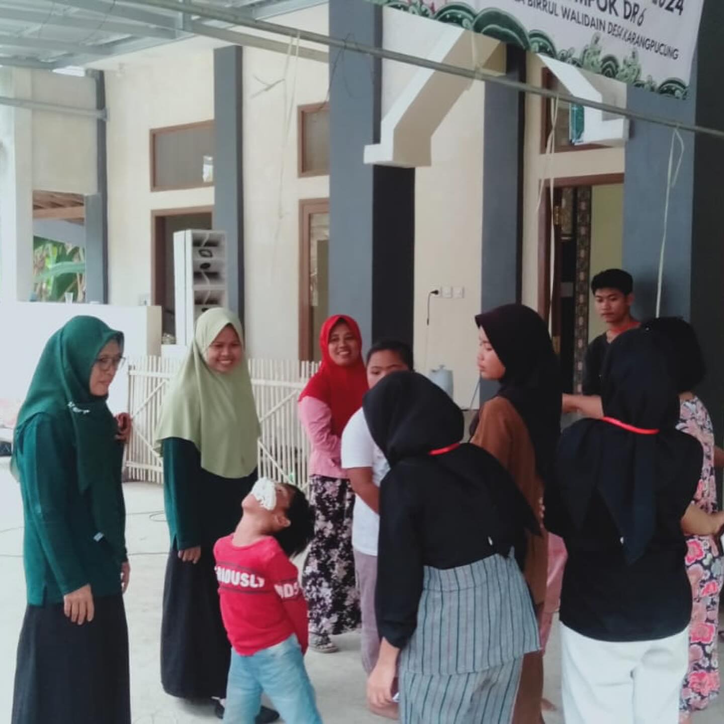 10. Kelompok DR6 KKN UNUGHA Cilacap 2024 Ikut Memeriahkan HUT RI ke-79 di Halaman Mushola Birrul Walidain
