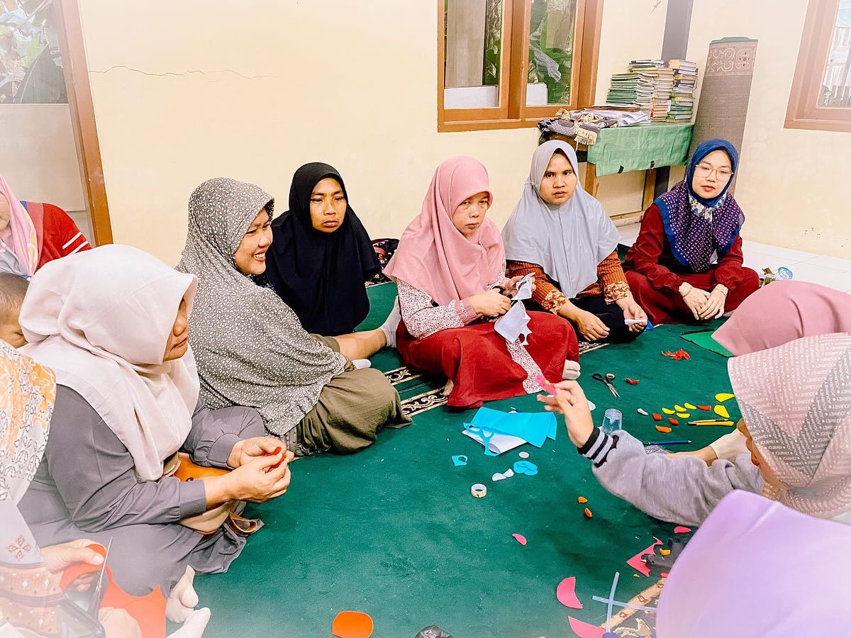 12. Ekonomi Kreatif: Mahasiswa KKN DR 6 UNUGHA Cilacap 2024 Gelar Pelatihan Pembuatan Bros dari Kain Flanel