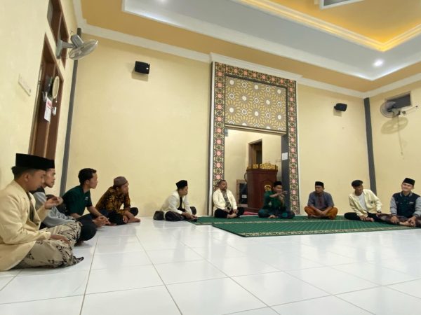 13. Mahasiswa UNUGHA Gelar Diskusi Terbuka Persiapan Madrasah Diniyah di Mushola Birrul Walidain