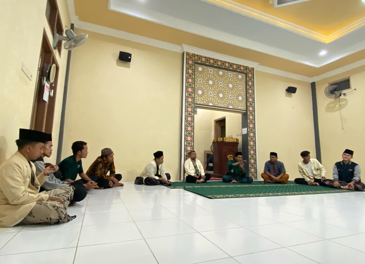 13. Mahasiswa UNUGHA Gelar Diskusi Terbuka Persiapan Madrasah Diniyah di Mushola Birrul Walidain